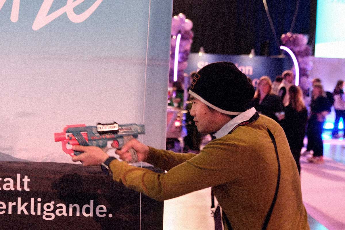 Deltagare i Devize Bug Hunt-tävlning med 'nerf-gun' leksaksbössa i plast