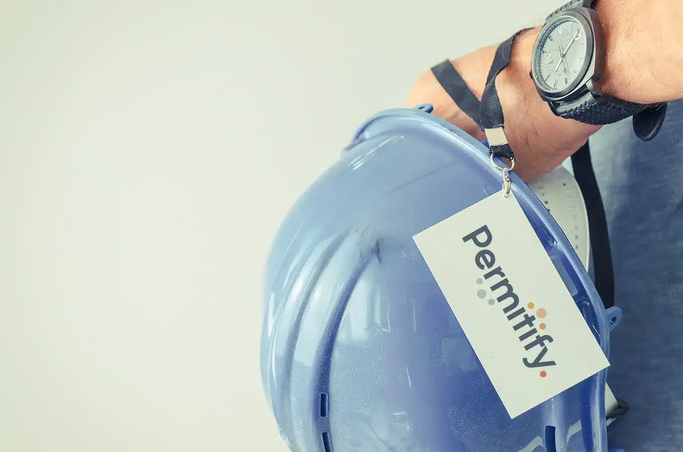 Arbetshjälm med Permitify-logotyp