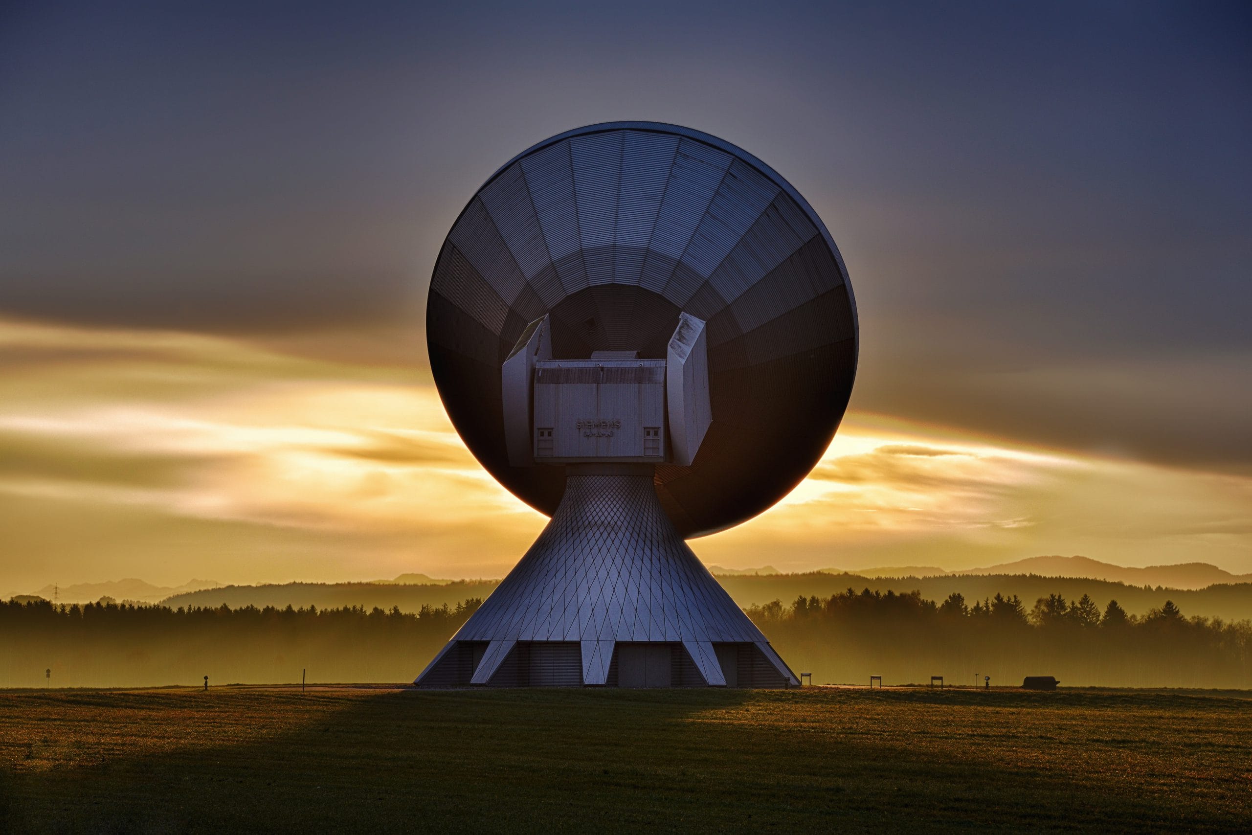 Stor industriell parabolantenn