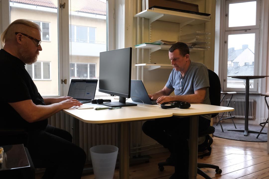 Erik och Ove, Sitevision-utvecklare vid sina datorer på Devize i Stockholm