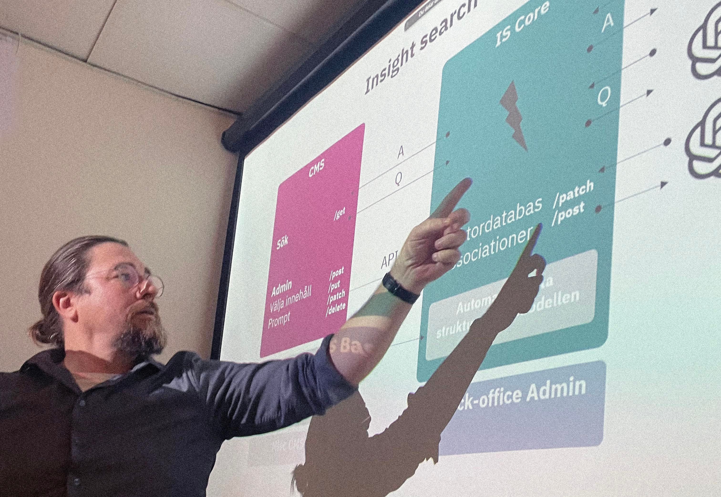 Devize-anställd demonstrerar AI-modulen Insight Search