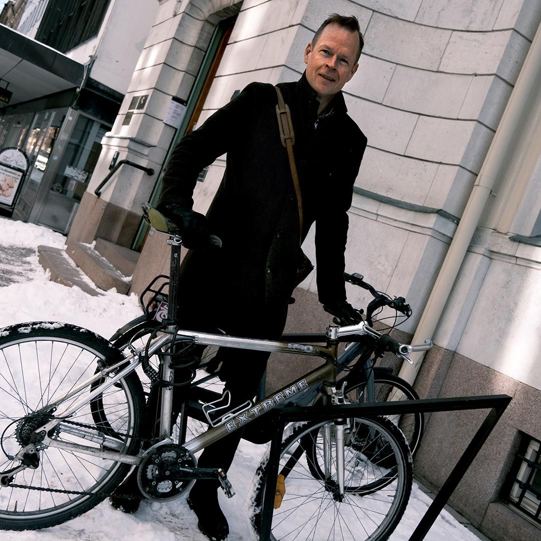 Devize VD Jakob Björklund vid sin cykel utanför kontorets entré