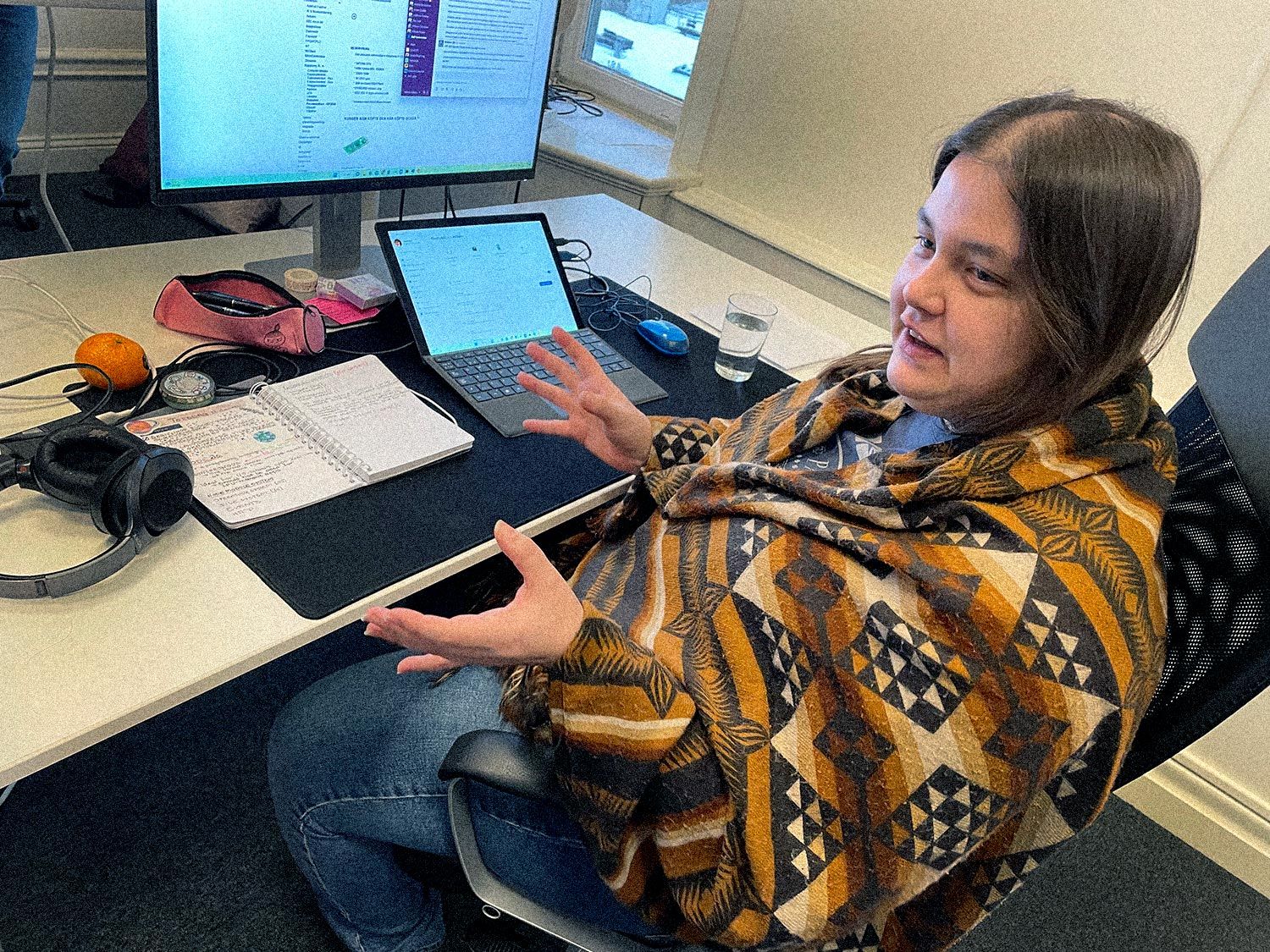 LIA-praktikanten Lisa förklarar något vid sin dator på Devize
