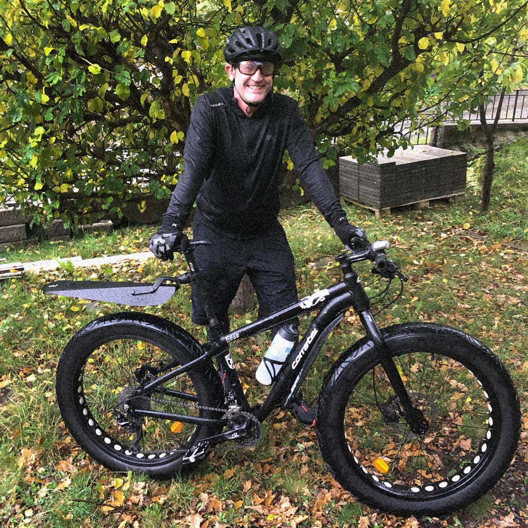 Ove på Devize med en mountainbike