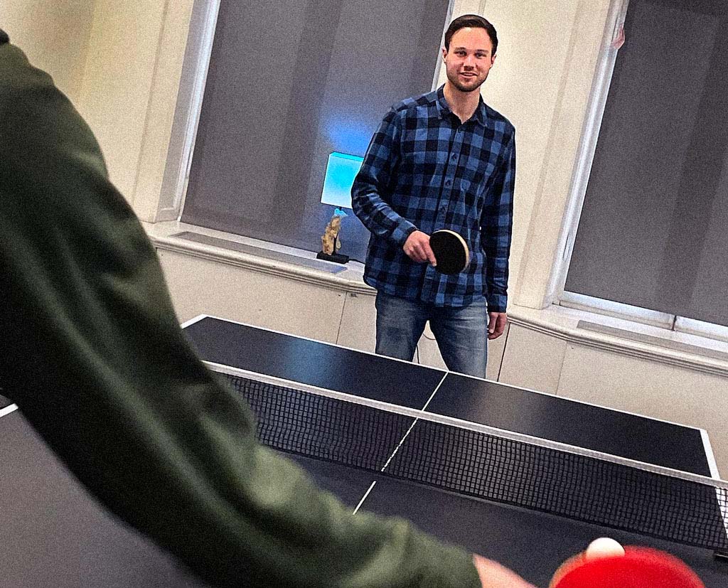 Tim på Devize spelar pingis